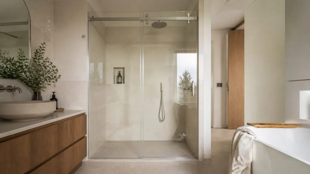 Porte coulissante de douche : dimensions, pose et budget sans se tromper